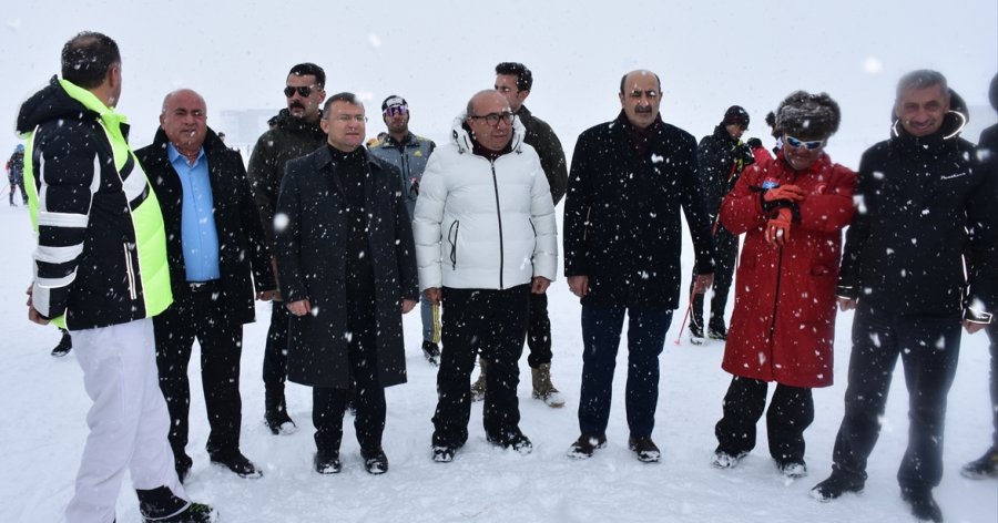 Yüksekova'da kar altında kayak yarışması;