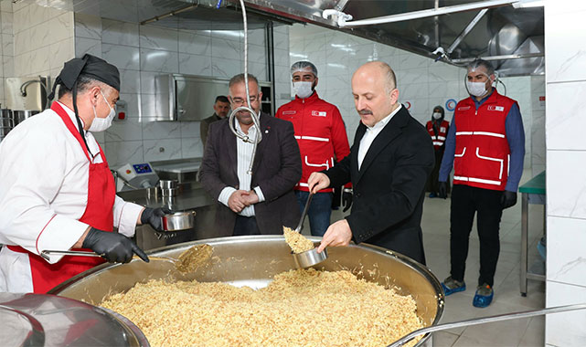 ''Kızılay geniş çaplı yemek dağıtımıyla önemli bir görev üstleniyor'';