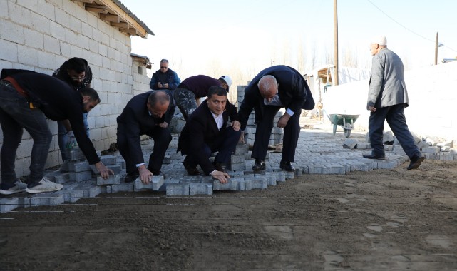 Şemsi teyzenin evinin önüne ilk parke taşını bıraktı