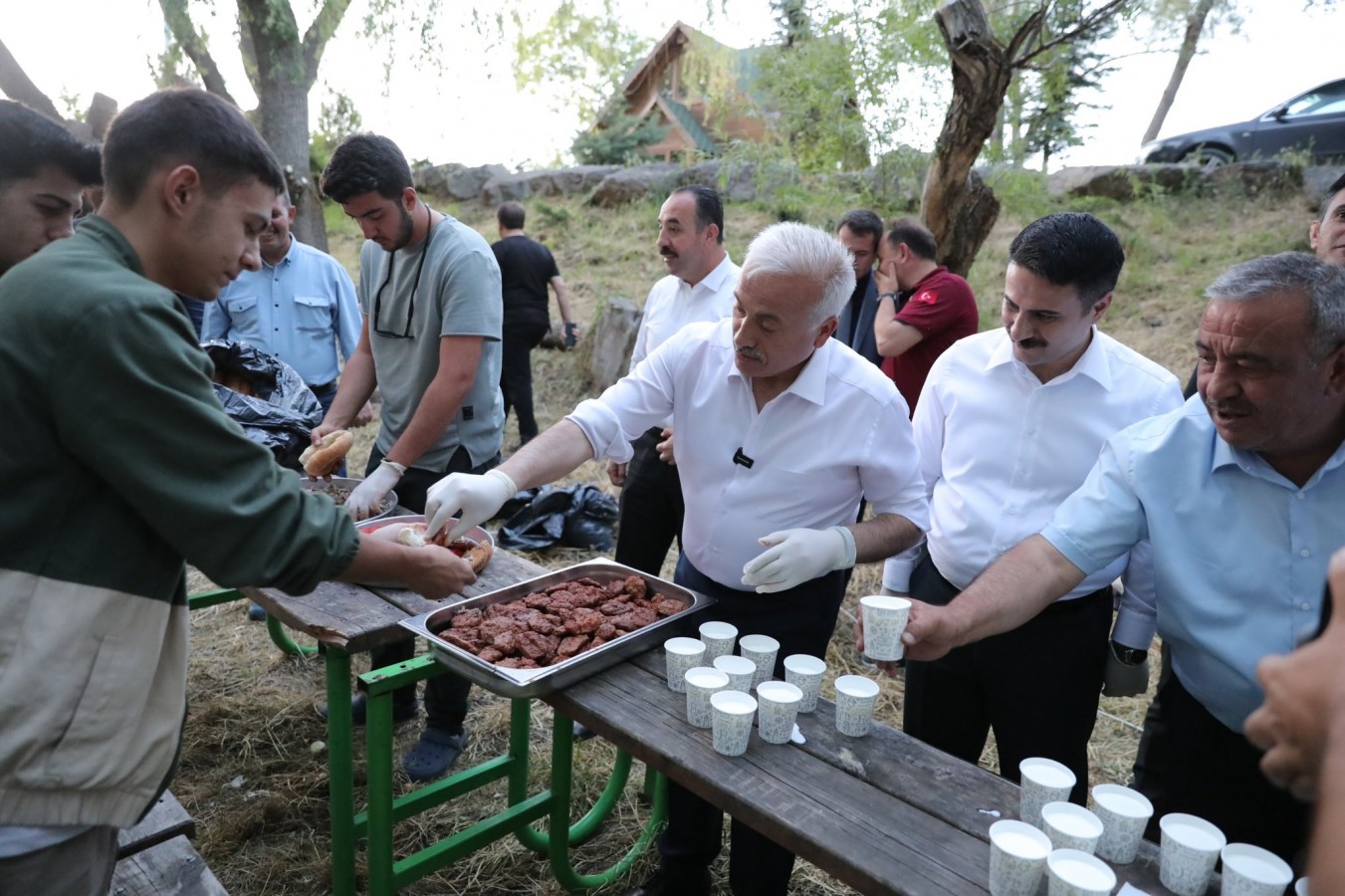 Vali, gençlere köfte ekmek hazırladı