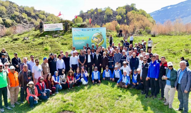 Nemrut Kalderası'nda çevre seferberliği: "Dünya Bize Emanet" dediler