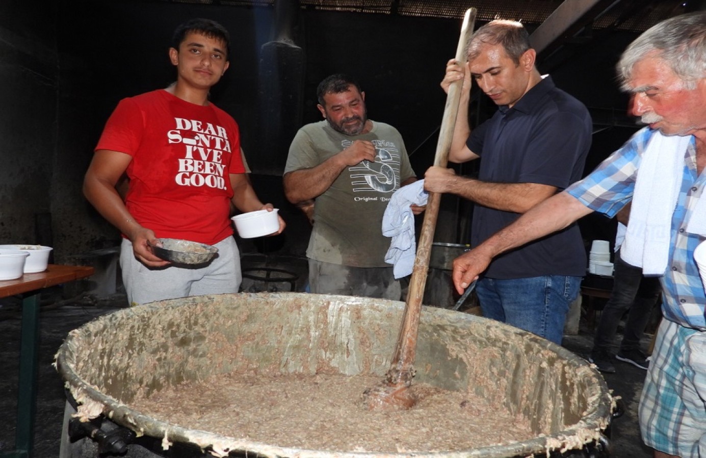 Vatandaşlara ‘hrisi’ dağıttı;