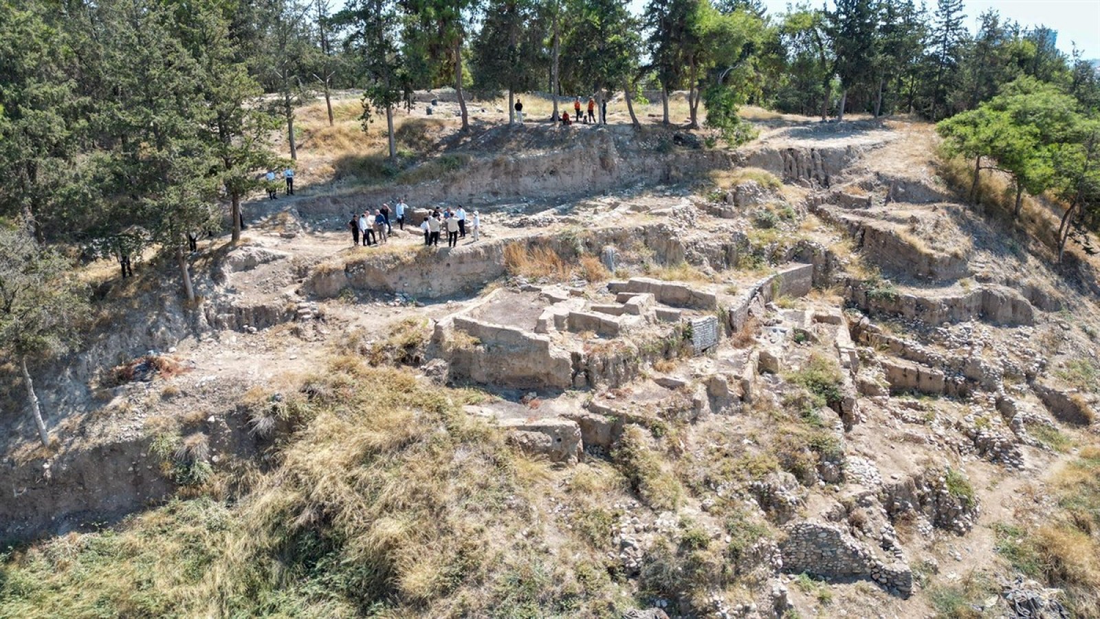 Vali Pehlivan, 9 bin yıllık höyükte inceleme yaptı