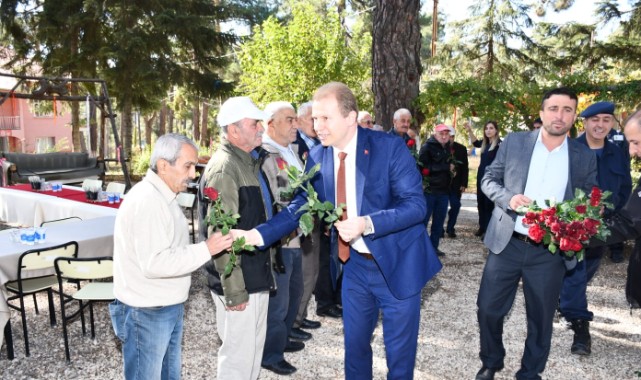 Huzurevi sakinlerine 'gül'lü moral