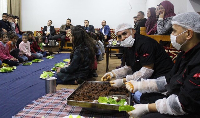 Ortaokul pansiyonunda öğrenciler için çiğ köfte partisi