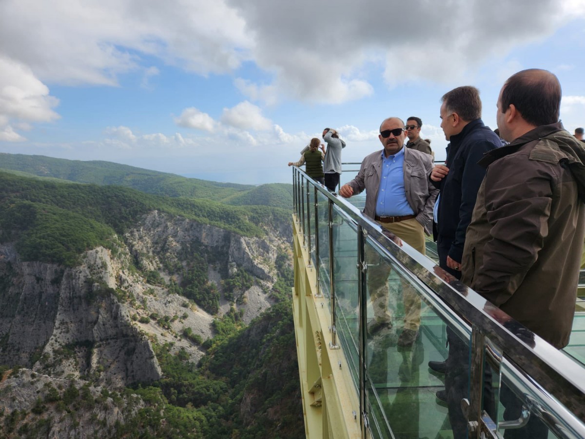 Turizm noktalarını gezdi;