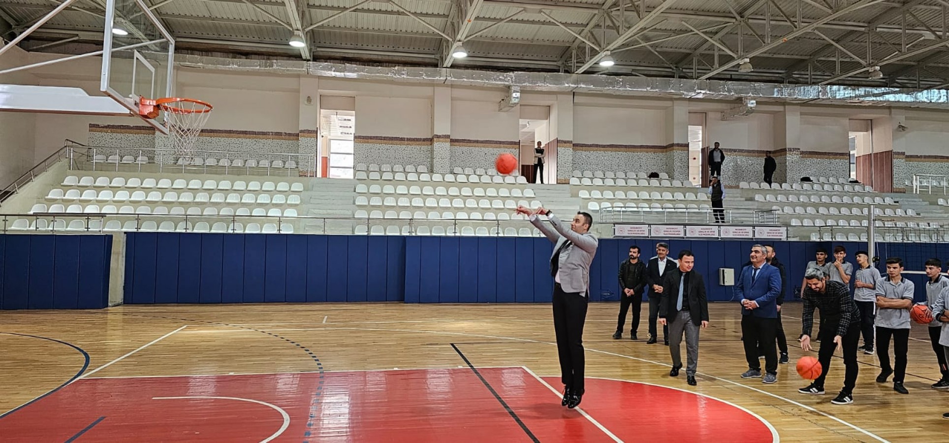 Kaymakam, öğrencilerle basketbol oynadı;