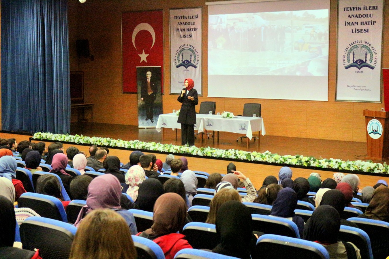 Mezun olduğu lisede öğrencilerle bir araya geldi