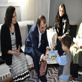 Yeni doğan bebeklere ilk hediye Kaymakamdan