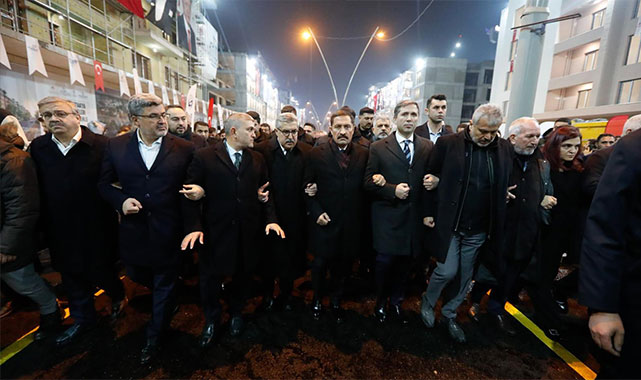 Hatay, deprem şehitlerini unutmadı: Nefeslerin kesildiği aynı saatte yad edildiler!;