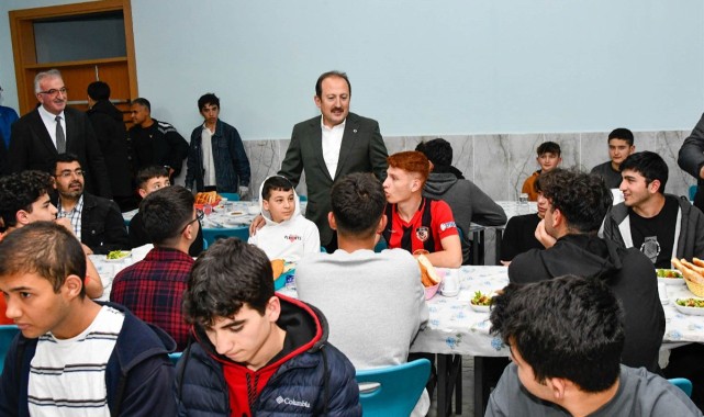 İmam hatip öğrencileriyle iftar