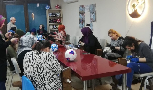 ‘El ile futbol topu dikim atölyesi’ kadınlara istihdam sağlıyor