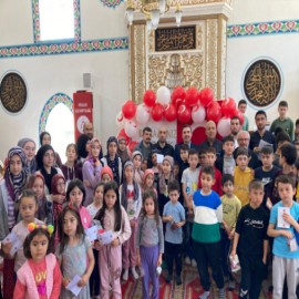 Teravih namazında camileri dolduran çocuklara ödül