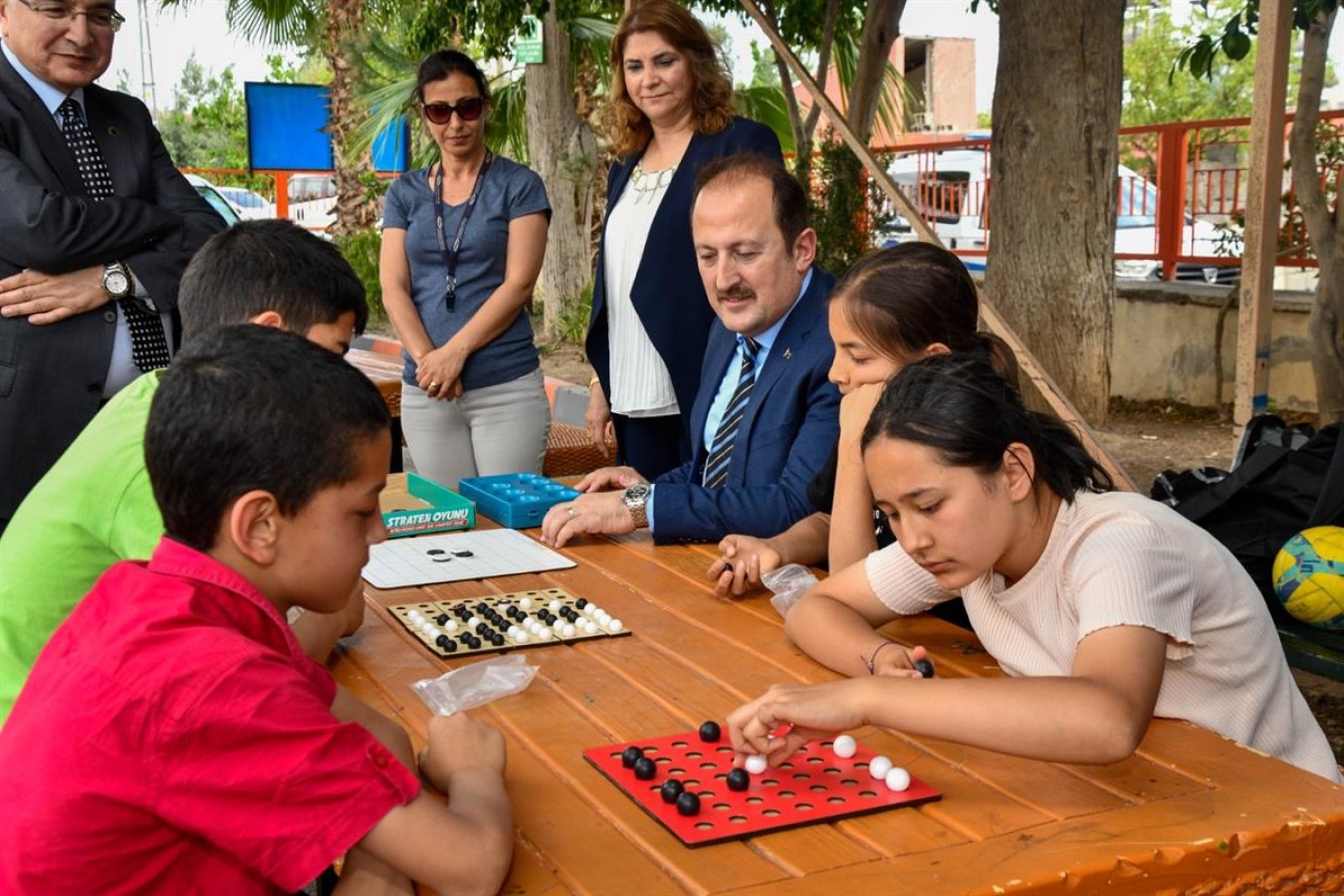 Oyunlarına eşlik etti