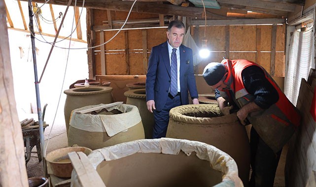 Şehrin tek tandır ustası, yıllardır bu işi yapıyor: Vali Eldivan'dan Yılın Ahisine ziyaret