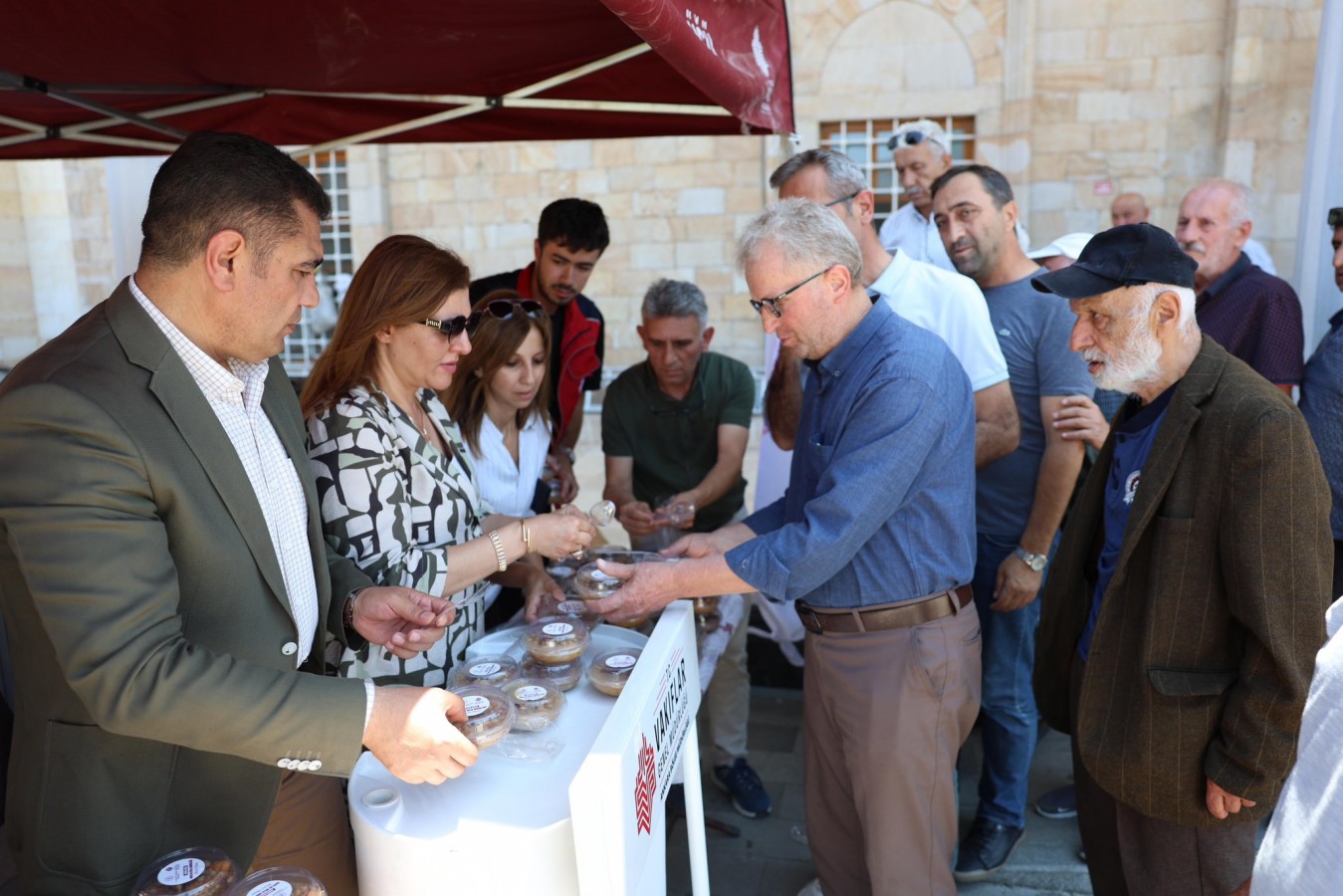 Vali Aslan, vatandaşlara aşure dağıttı;