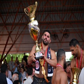 Vali Özarslan, Sinoplu Başpehlivan Taş'ı tebrik etti