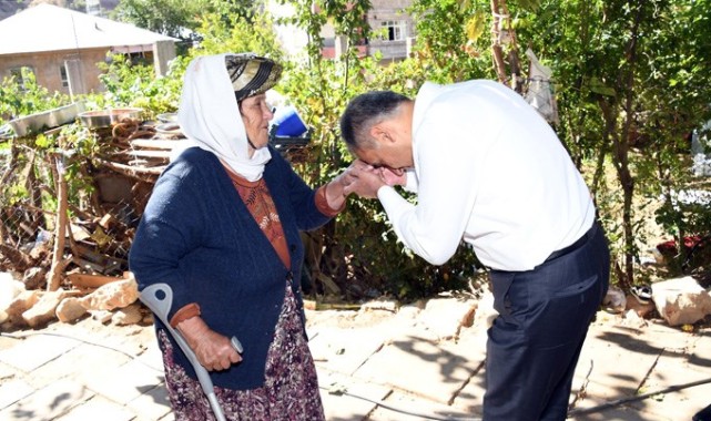 Köyleri ziyaret edip, yaşlıların elini öptü