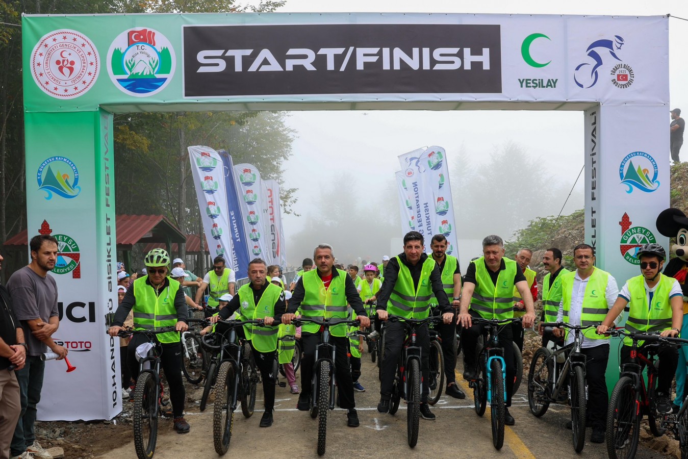 Vali Baydaş, Handüzü’nde 100 sporcuyla pedal çevirdi