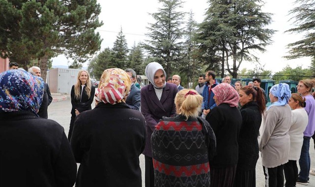 Kadın mahkumların hikayelerini dinledi