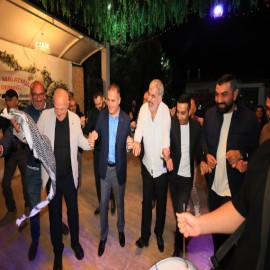 Malatyalılar gecesine katılan Vali Akbıyık, halay çekti