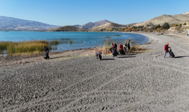 Hazar Gölü'nden 10 ton çöp toplandı