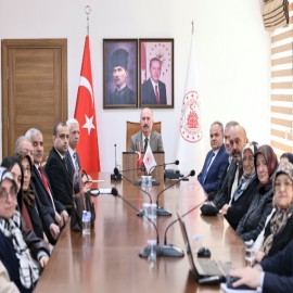 Vali Çalgan, yıkılan Hilal Apartmanı sakinleriyle bir araya geldi