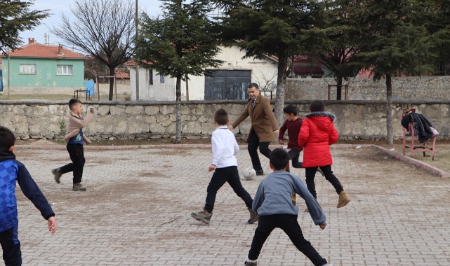 Öğrencilerin oyunlarına eşlik etti