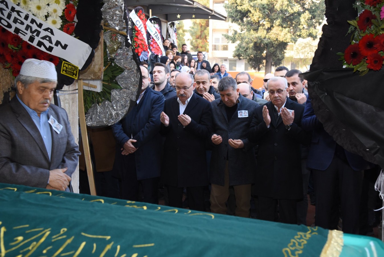 Kuyuda ölen baba ve oğlu son yolculuğuna uğurlandı;