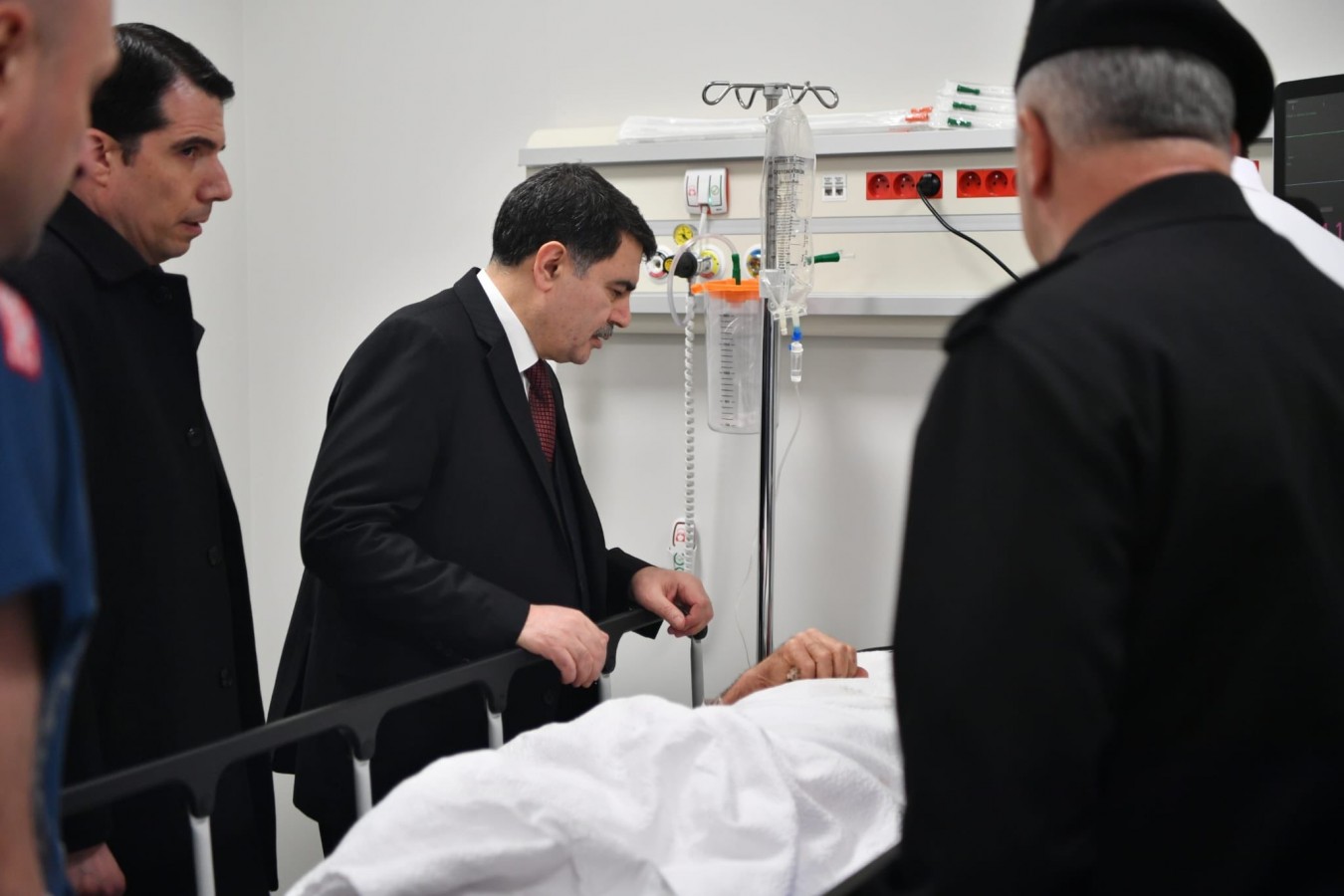 Yaralı depremzedeler ambulans uçakla Ankara’ya getirildi;