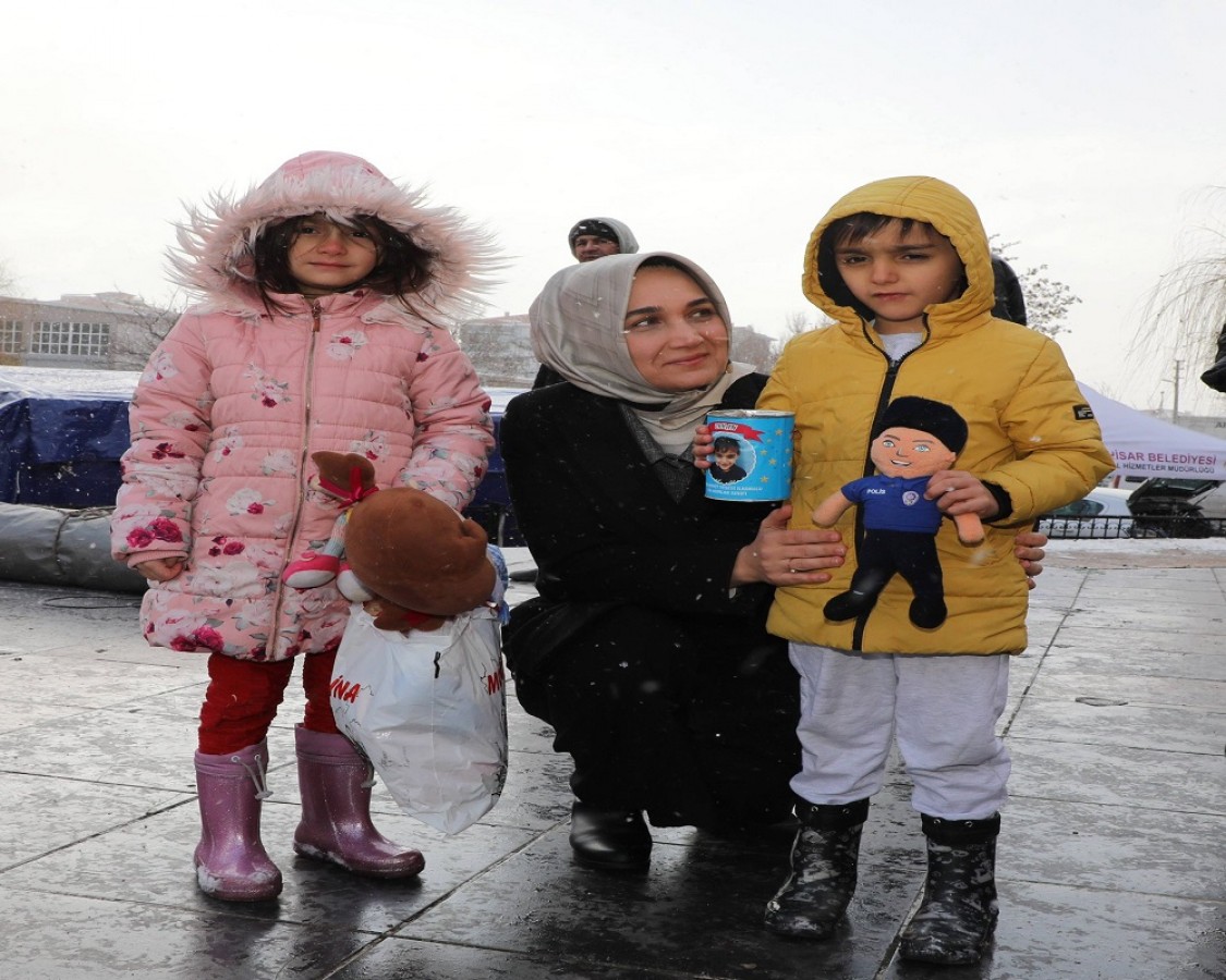 Depremzedeler için kumbarasını getirdi