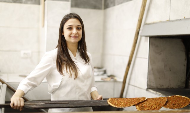 Kaymakam lahmacun yapıp fırında pişirdi