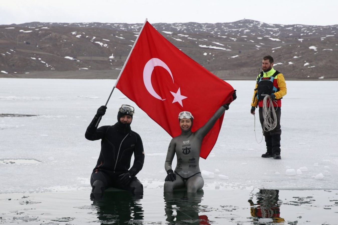 Vali Ayhan, buz altı dalış yaptı;