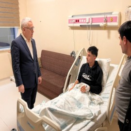 Vali Şimşek’ten minik hastalara moral ziyareti