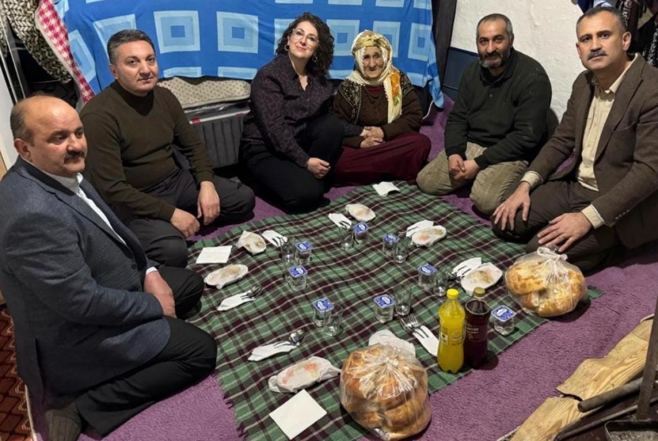 Sahada galibiyet coşkusu, hanelerde vefa buluşması