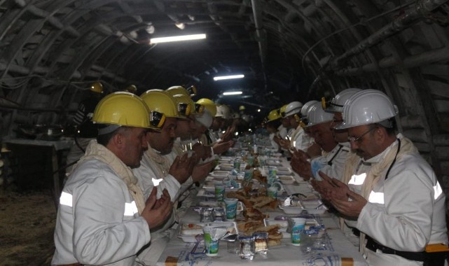 Bartın Valisi yerin 250 metre altında madencilerle iftar yaptı