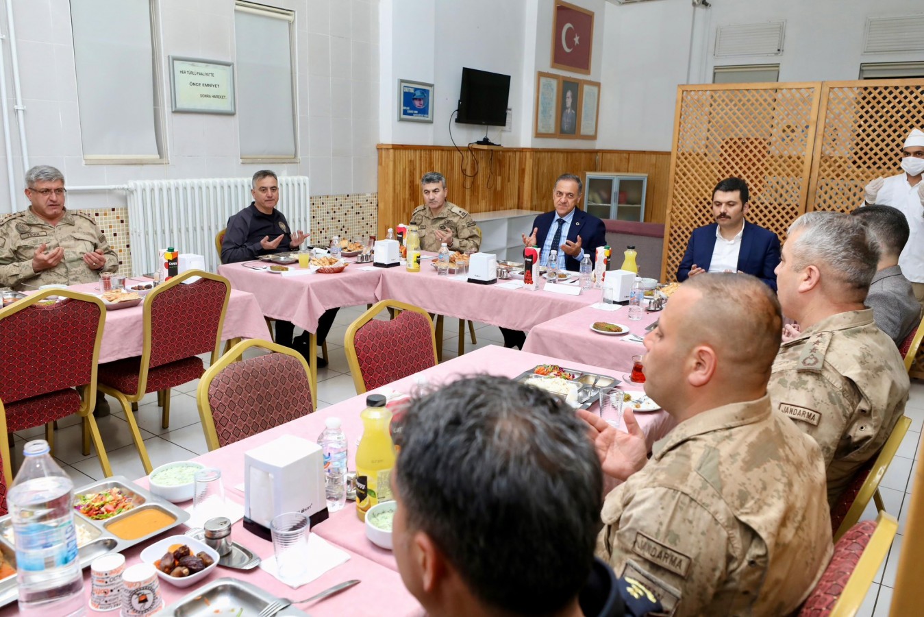 Yiğitler Karakolu'nda yiğitlerle iftar yaptı