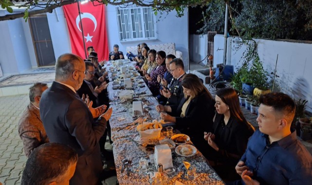 Şehit ailesinin iftar sofrasına misafir oldu