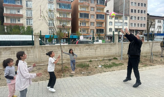 Çocuklarla parkta voleybol