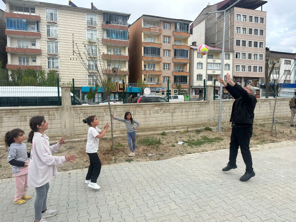 Çocuklarla parkta voleybol;