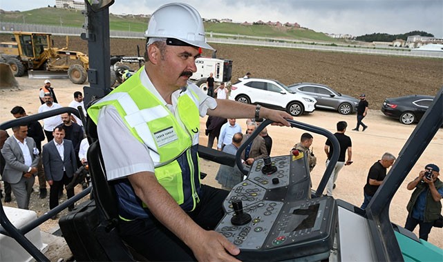 Vali Canalp, finişer makinesinin başına geçti: Batman'a nefes aldıracak yol için çalışmalar başladı!