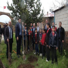 Ahlat’ta öğrencilere 2 bin meyve fidanı dağıtıldı