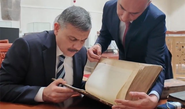 Vali Çiftçi, asırlık el yazmalarını inceledi
