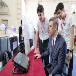 Kaymakam Aksu, öğrencilerin bilimsel merakına ortak oldu