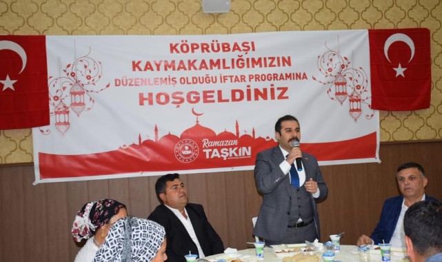 Köprübaşı Kaymakamı Ramazan Taşkın, Romanlarla iftar yaptı: Bizim için vazgeçilmezsiniz!