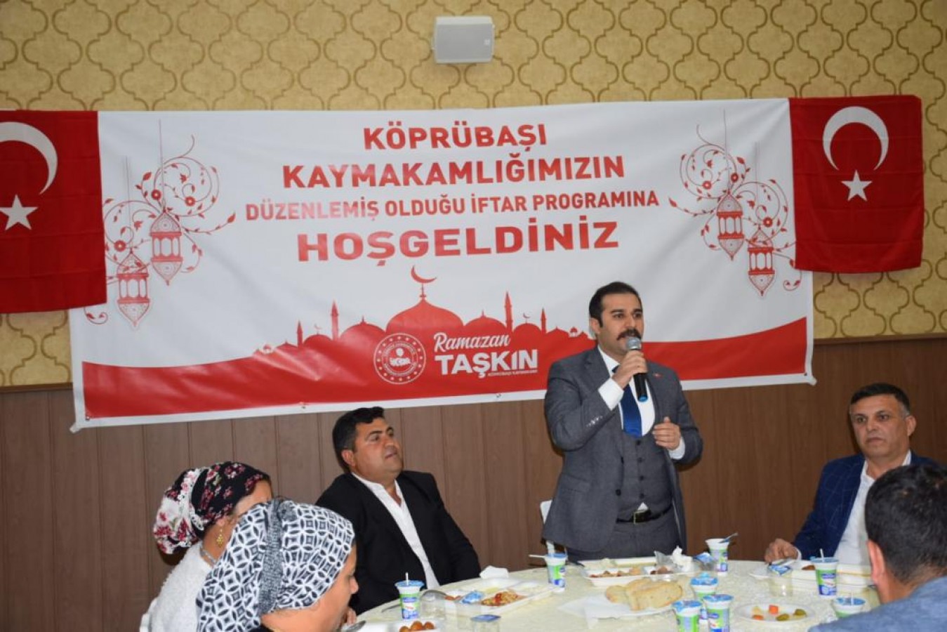 Köprübaşı Kaymakamı Ramazan Taşkın, Romanlarla iftar yaptı: Bizim için vazgeçilmezsiniz!;