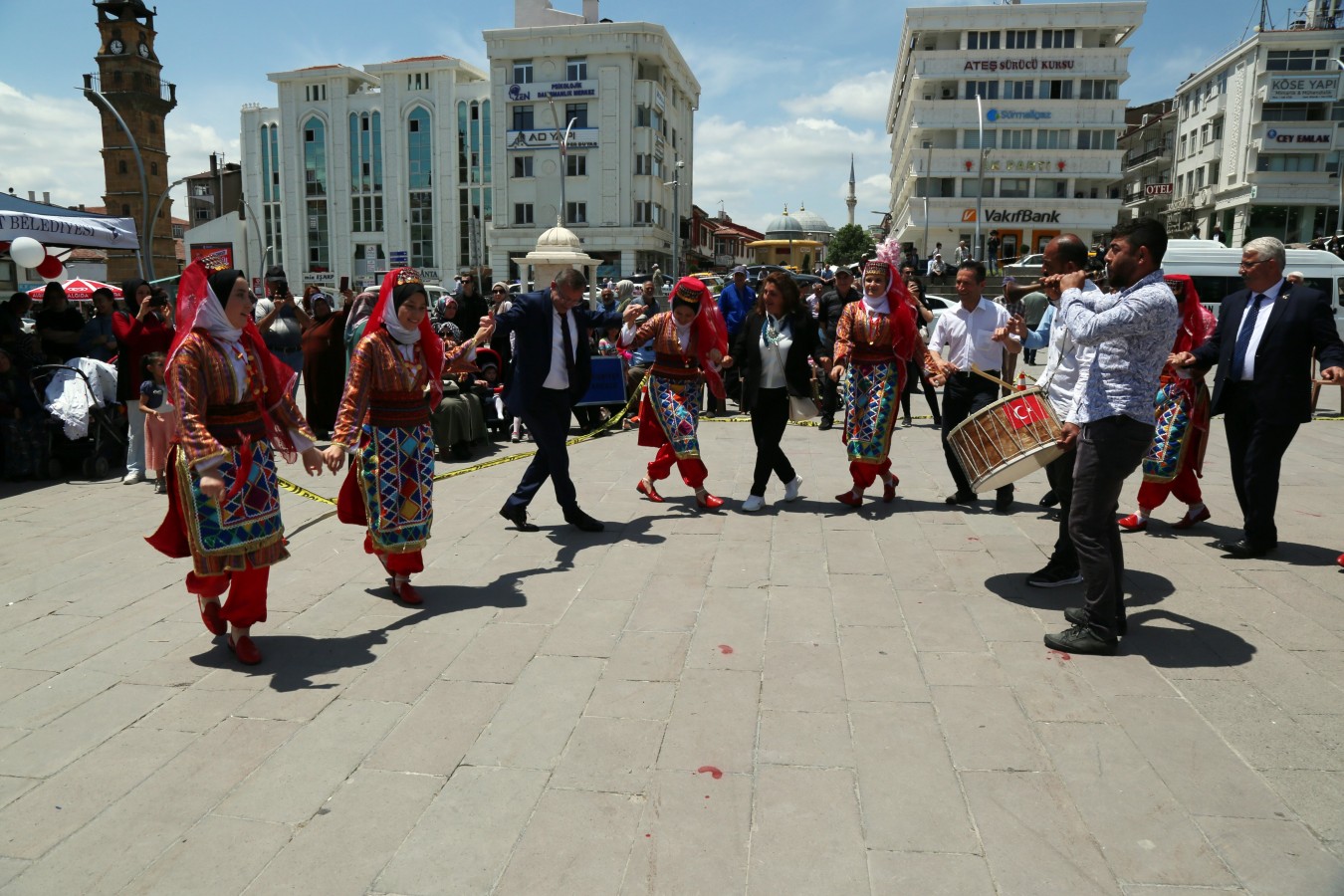 Halk Oyunları Şenliği'nde Vali öğrencilerle halay çekti!