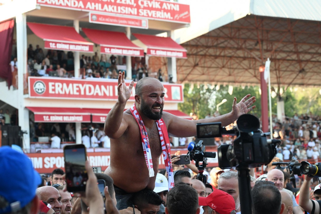 Vali, Kırkpınar’da başpehlivan olan Orhan Okulu'yu tebrik etti;