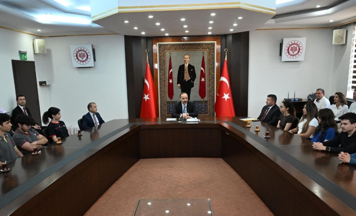 Vali Erin'den öğrencilere övgü dolu sözler;