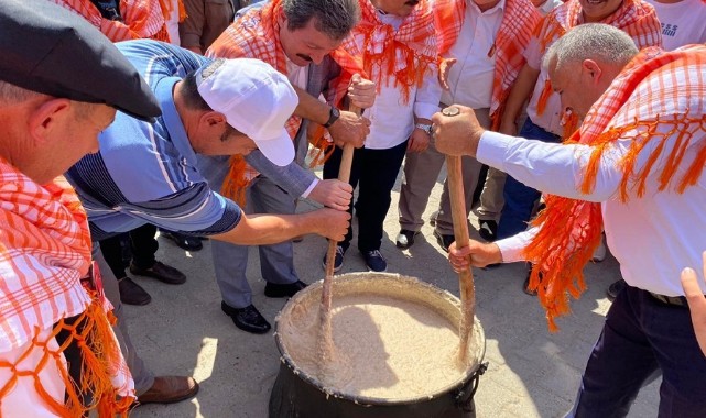 Festivalde keşkek karıştırdı